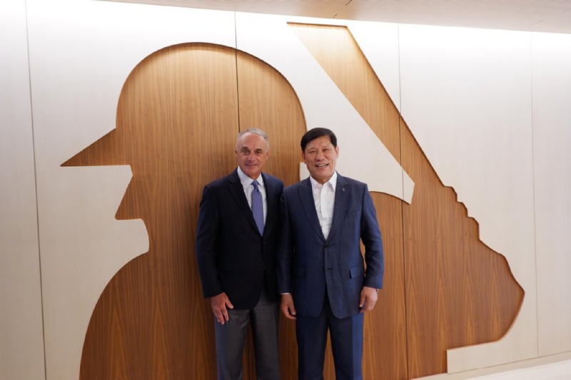 미국 뉴욕 MLB 본사에서 롭 맨프레드 메이저리그 총재와 회동한 모습이다.