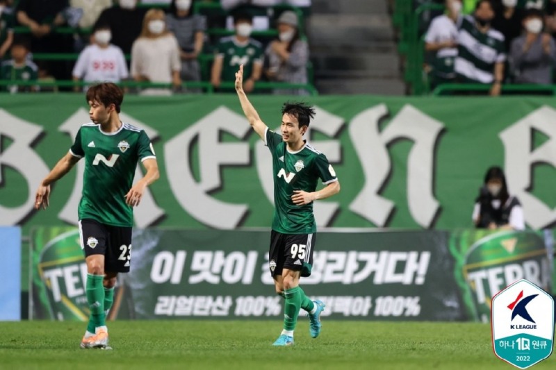 전북 현대 모터스(R) 김문환이 2022년 6월 22일 서울 남쪽으로 200㎞ 떨어진 전주월드컵경기장에서 열린 구단 K리그1 경기 수원 삼성 블루윙즈와의 경기에서 골을 넣은 뒤 축하하고 있다.