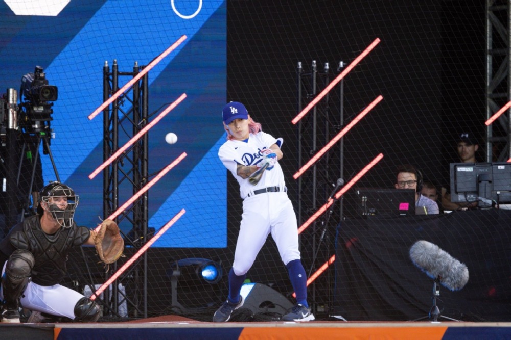 한국 쇼트트랙 선수 곽윤기(R)가 2022년 7월 9일 영국 런던 크리스탈 팰리스 파크에서 열린 FTX MLB 홈런 더비X 도중 스윙을 하고 있다.