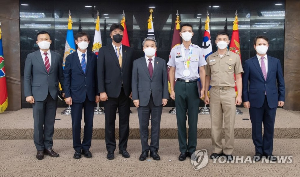이종섭(C) 국방부 장관과 높이뛰기 선수 우상혁(R3위) 등 관계자들이 25일 서울 종로구 국방부에서 기념촬영을 하고 있다.