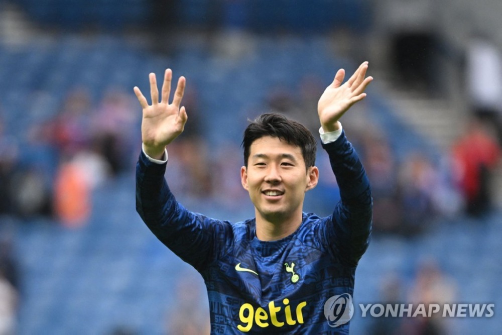2022년 7월 23일 AFP 파일사진에서 토트넘 홋스퍼의 손흥민이 글래스고 이브록스 스타디움에서 열린 레인저스와의 프리시즌 친선경기를 마치고 팬들에게 인사하고 있다.