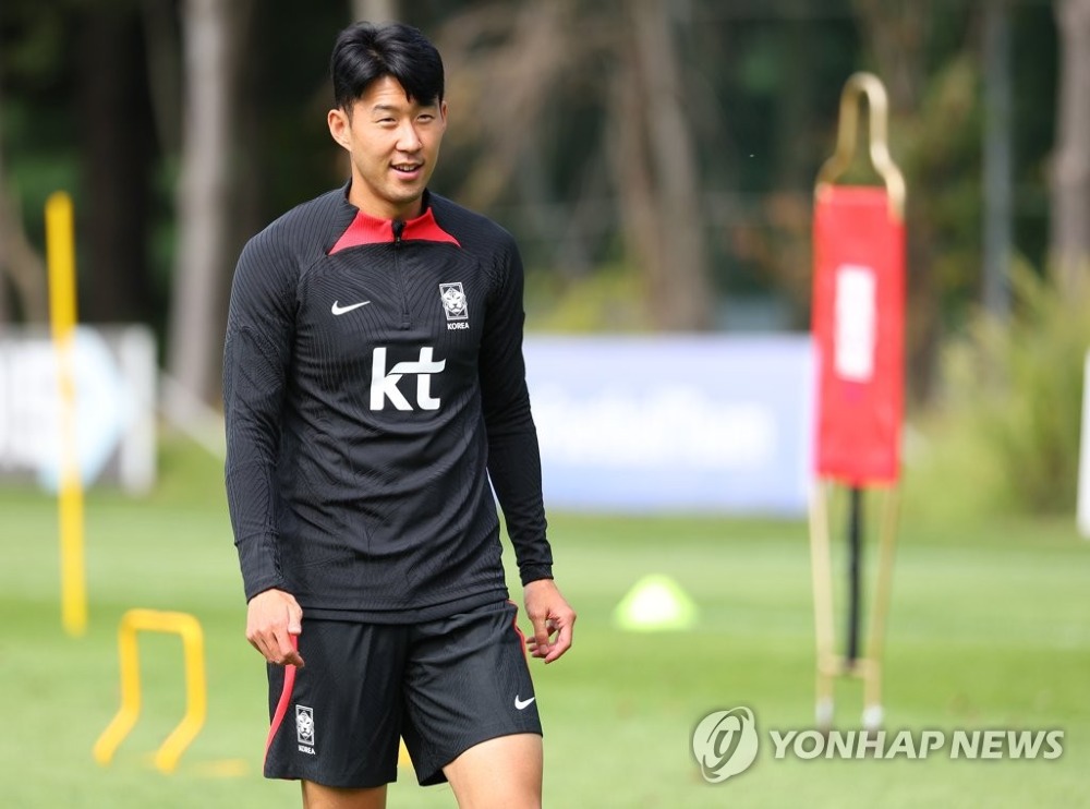 한국 남자 축구대표팀의 주장 손흥민이 2022년 9월 20일 경기도 파주시 축구국가대표센터에서 열린 훈련 도중 휴식을 취하고 있다.