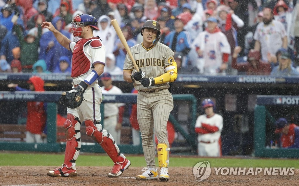 이 EPA 사진에서 샌디에이고 파드리스(R)의 김하성이 2022년 10월 23일 필라델피아 시티즌스 뱅크 파크에서 열린 내셔널리그 챔피언십 시리즈 5차전 7회초 필라델피아 필리스와의 경기에서 삼진에 반응하고 있다.