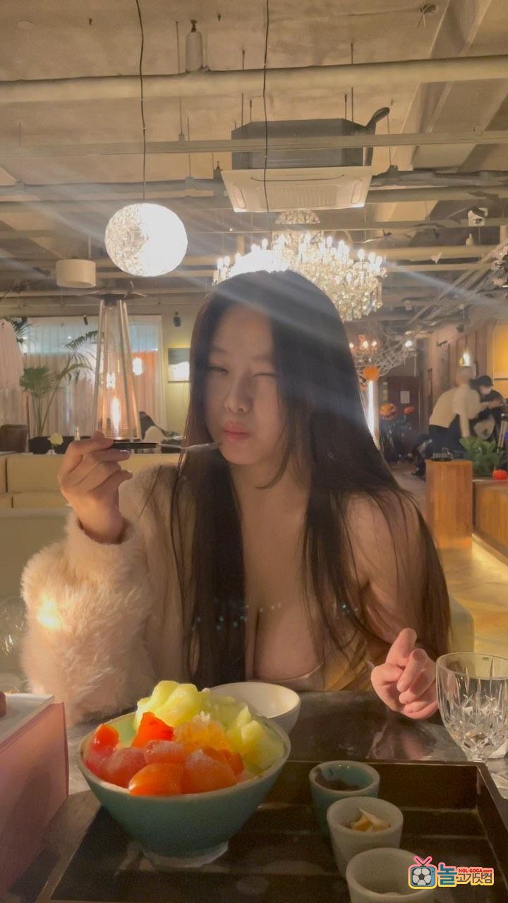 그냥 시선을 즐기는 듯.jpg