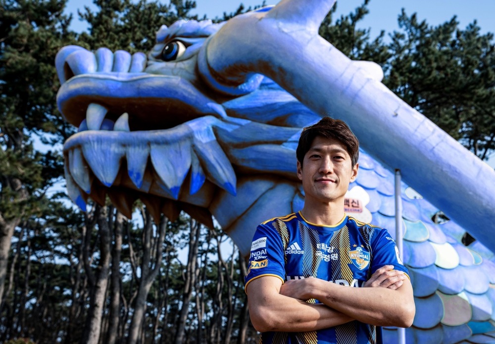 울산 현대FC 주장 이청용이 2023년 1월 6일 울산이 제공한 이 사진에서 K리그1 구단과 2년 연장 계약을 한 뒤 유니폼을 입고 포즈를 취하고 있다.