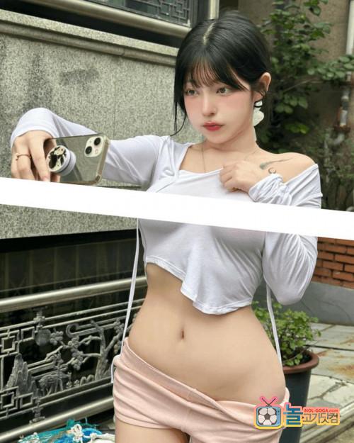 다 보여줄려고 하는 년들