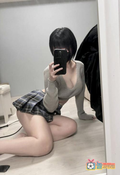 셀카 찍는 스시년들