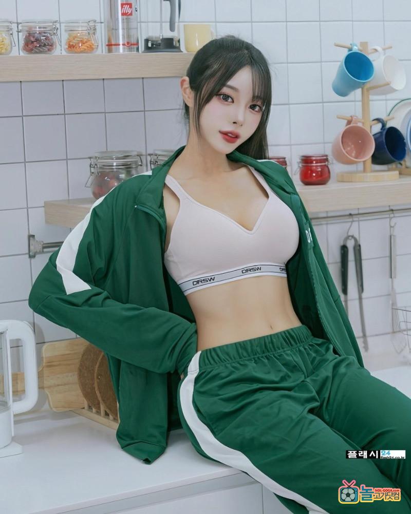 볼륨감 넘치는 오징어게임 레이싱 모델 소희