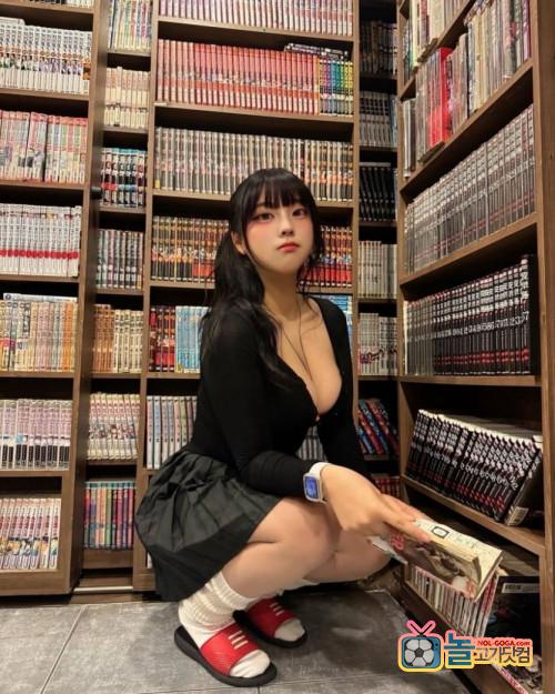 같이 만화 볼래?