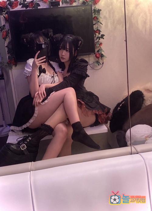 셀카 찍는 스시년들