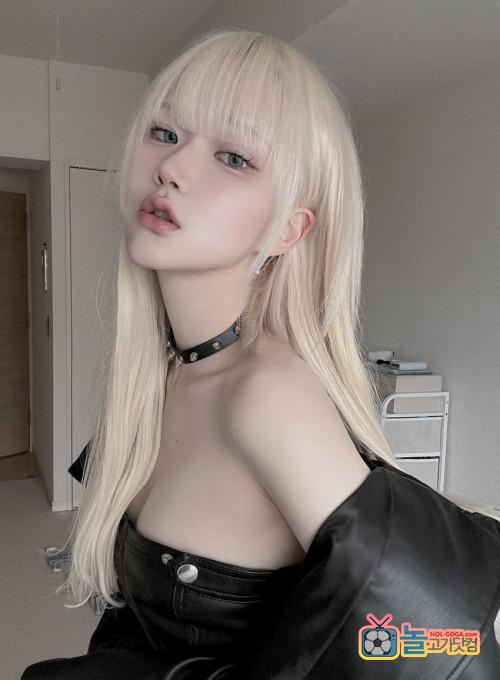 셀카 찍는 스시년들