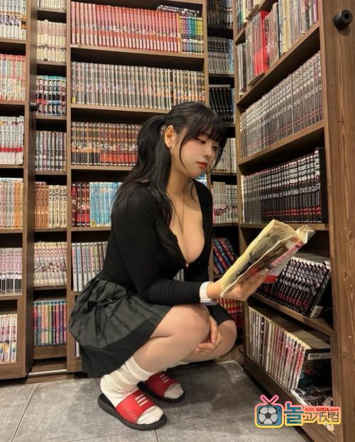같이 만화 볼래?