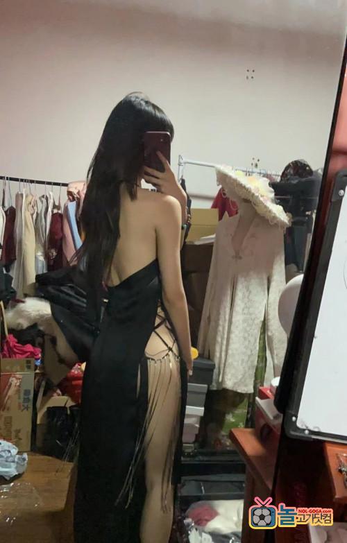 지 몸매 자랑하는 년들